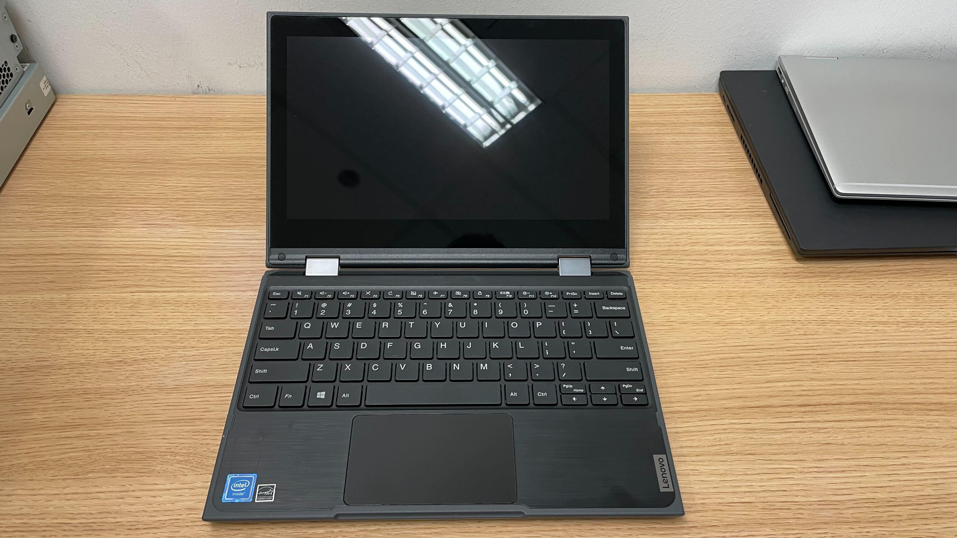 (特價一部) LENOVO 300e G2 Windows Education 10 - C2 Computer